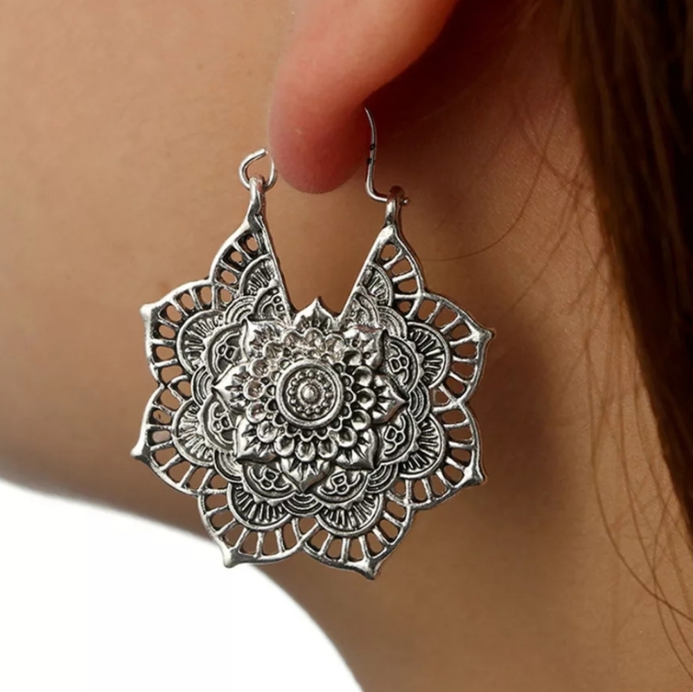*Vivi* Flower antiqued Earrings - Picture 5 of 5
